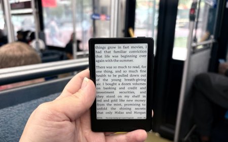 This tiny, magnetic e-reader could stop you from doomscrolling